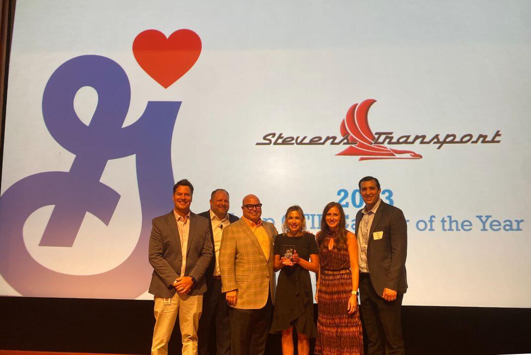 Image of Stevens Transport team at 2023 General Mills awards, holding award